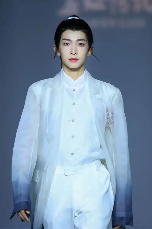 盖娅传说61熊英2021ss上海国际时装周发布秀圆满成功