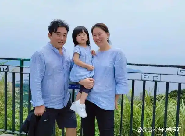 60岁香港歌星吕方近照曝光,身材发福胖到没脖子,肥头大耳引热议