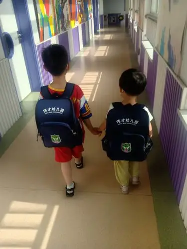 哥哥妹妹手牵手一起走