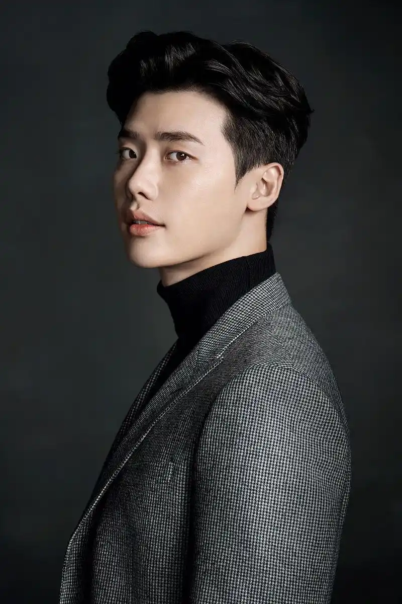 lee jong suk) /i>,1989年9月14日出生于京畿道龙仁,韩国男演员