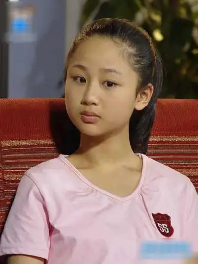 杨紫童年照曝光 被指下巴整形