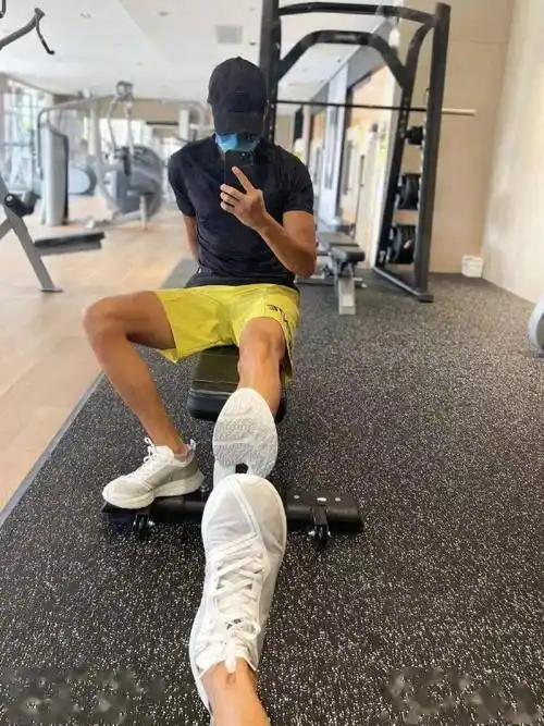 陈伟霆晒健身房银发寸头照迷之自拍角度仍难掩帅气