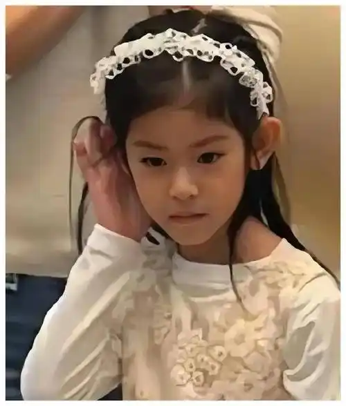 来聊一聊娱乐圈里备受瞩目的焦点人物——林心如与霍建华的女儿小海豚