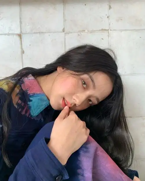 彩虹色的jisoo金智秀也怪美的