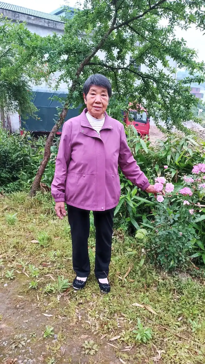 今天母亲节,我们几姐妹都回家陪94岁的老妈妈过节日,穿上我给 - 抖音