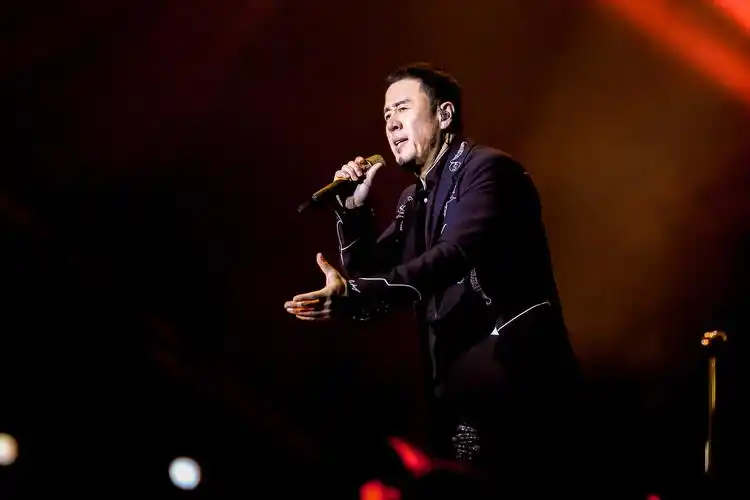 杨坤演唱会燃爆大连 油腻大叔让粉丝流连忘返