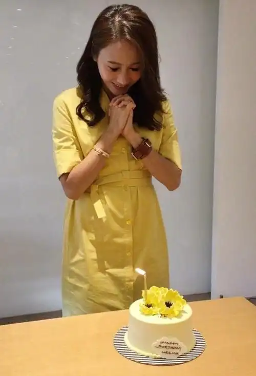 黎姿庆祝46岁生日,黄裙娇嫩美貌不减 娘娘蔡少芬送上祝福