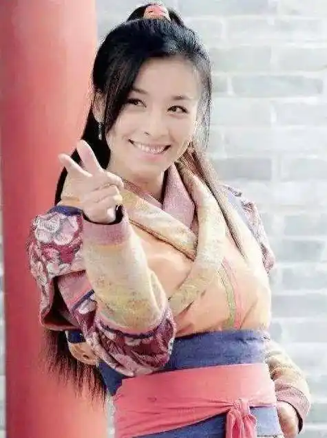 年轻时,刚刚出道的张庭,长得漂亮,很有辨识度.