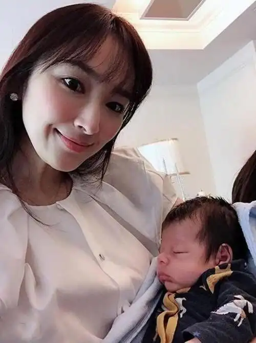 给富豪生了3个孩子奖了40亿, 如今小小举动看出她的真实感受