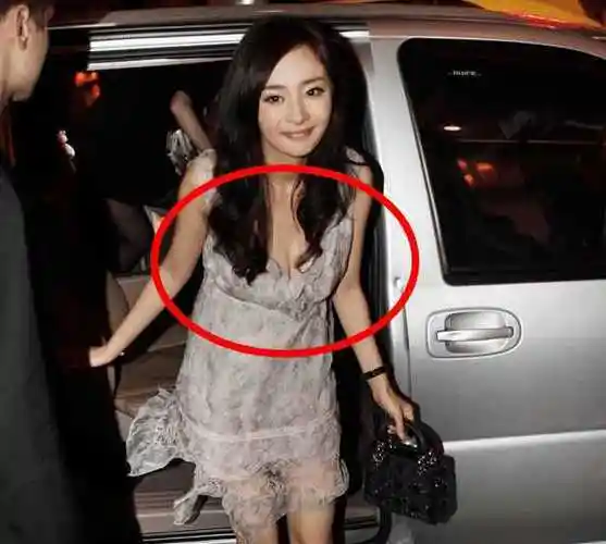 杨幂穿低胸网友直呼胸部下垂严重刘恺威晚上拖得住