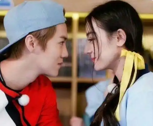 鹿晗热巴假戏真做,两人甜蜜细节被扒,关晓彤哭晕在厕所.