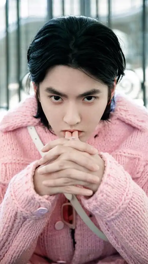 吴亦凡 粉色针织毛衣亮相巴黎时装周 酷帅可爱 带你重回"孩童时代"