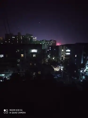 往下看往下看,高楼上,那霓虹灯摆成的字样在周围的天空算射出一片灯光