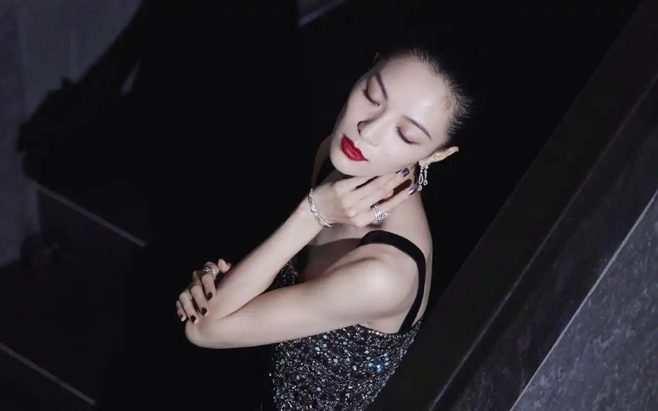 钟楚曦妩媚动人写真桌面壁纸