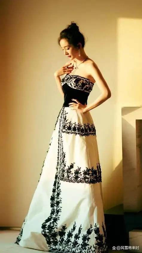 杨幂唯美国风造型,水墨画刺绣礼服,柔婉绝美,蝶舞翩跹