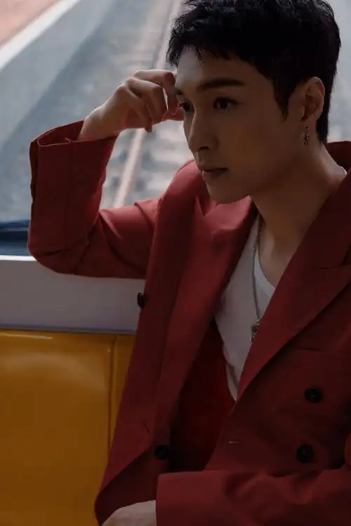 大片##张艺兴红西装大片#张艺兴最新红西服白裤造型大片短发干净利落