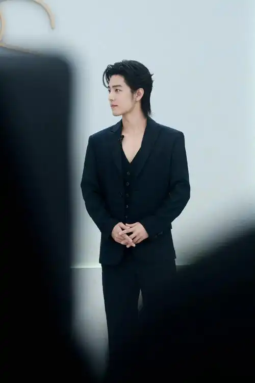 肖战这次没穿打底##肖战终于没穿打底了#肖战黑色深v西装造型  起猛