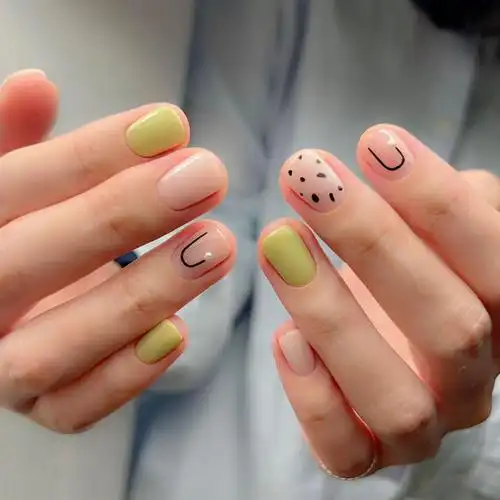 斑点线条夏天跳色通勤美甲图片