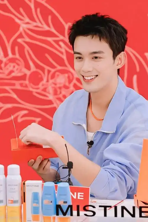 甜美又臭屁的小可爱    #吴磊