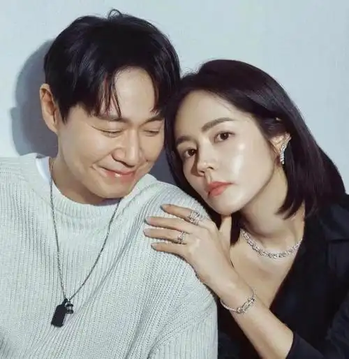 韩国第一美女韩佳人与老公罕同框结婚19年首拍双人海报超恩爱