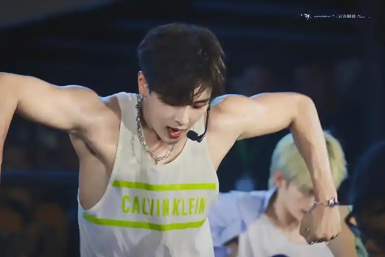 李汶翰最新杂志 男士健康 这脸和身材的反差绝了