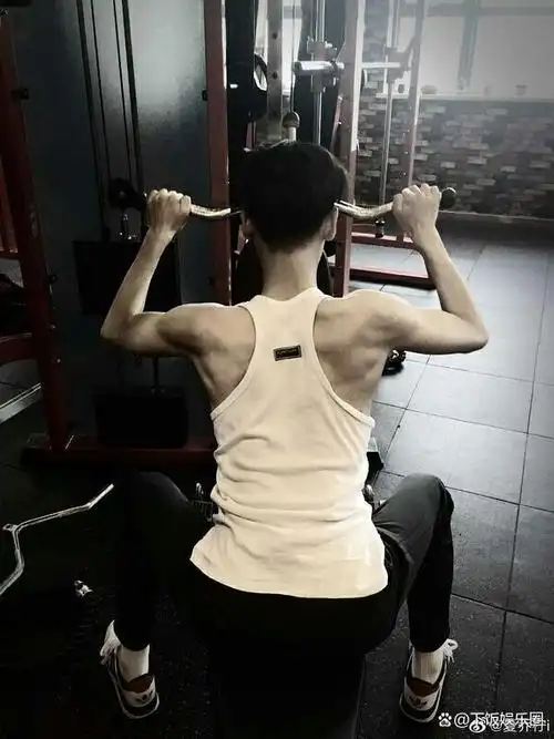 很多人都知道罗云熙,这位来自湖南的小鲜肉,因为自己出色的演技和清秀