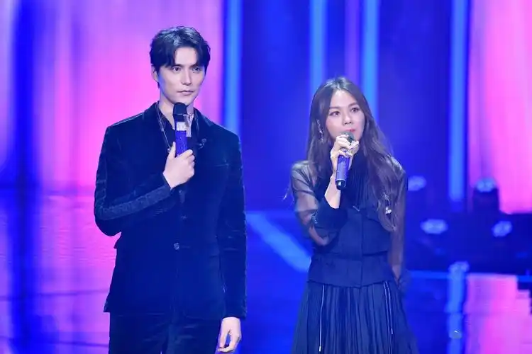 在《我们的歌》节目中,阿云嘎与蔡健雅合作了五次,之后又与费玉清成功