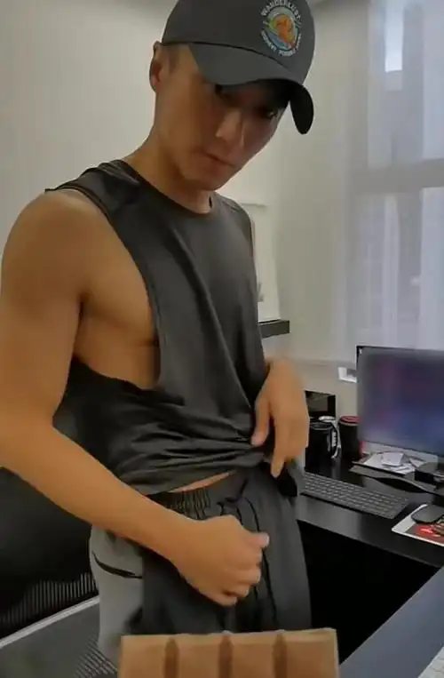 41岁谢霆锋办公室掀起上衣秀腹肌,一身古铜色皮肤,网友:超级爱