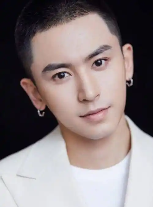 颜值检测时刻,5位寸头男星,哪位是寸头颜值的天花板?_吴亦凡_张哲瀚_