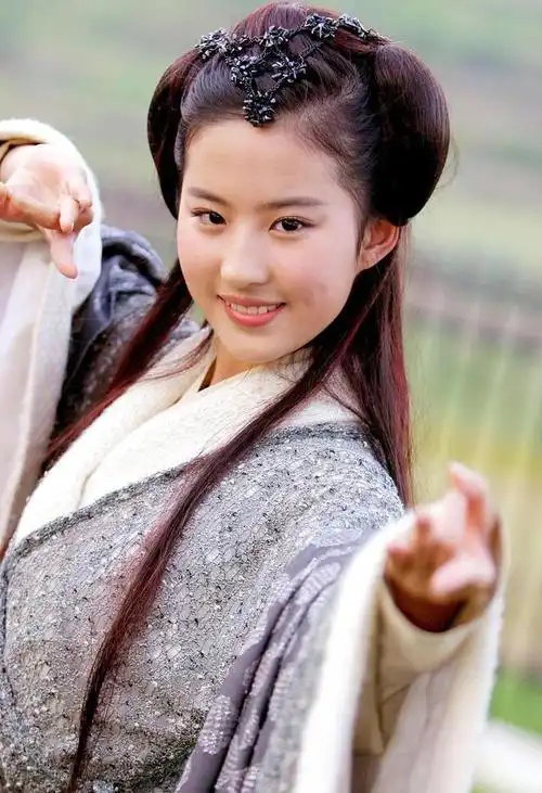 刘亦菲早期照片和最近的活动照对比,一直都在我的审美