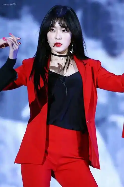 韩国神颜美女裴珠泫_造型_红色_西装