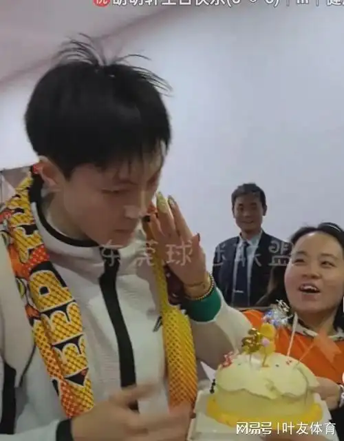 胡明轩26岁生日被美女包围女粉丝送鲜花蛋糕匆匆驾驶豪车离开