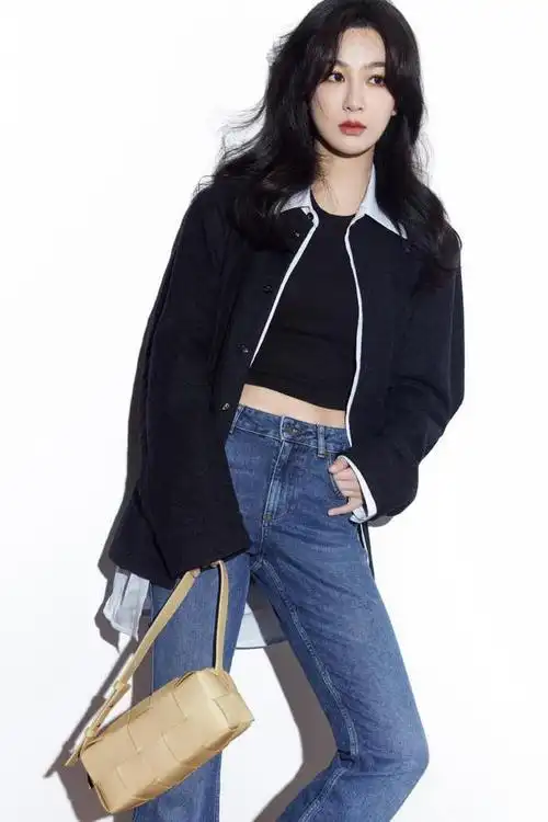 外穿衬衫采取敞怀的穿搭,秀出的小蛮腰让杨紫甜酷有型