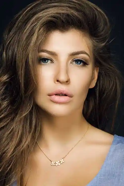 美丽的有一头棕色长发的女人