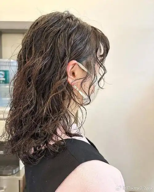 女人头发少,发型就选全头烫,蓬松时尚,尽显洋气风范