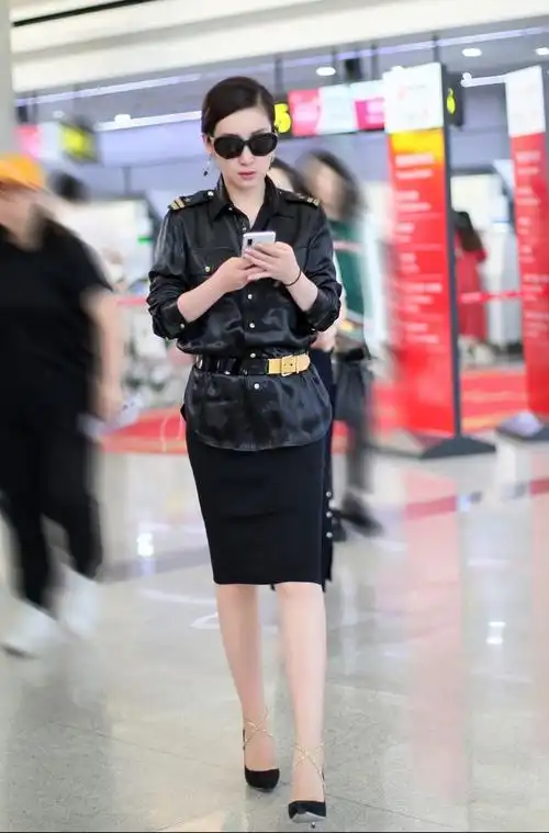 秦海璐黑皮衣搭金腰带机场造型,个性酷炫,变身帅气"女机长"