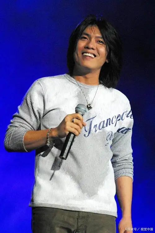 也许现在的很多年轻人都不认识他,阿杜,这个名字对于许多人来说都不会