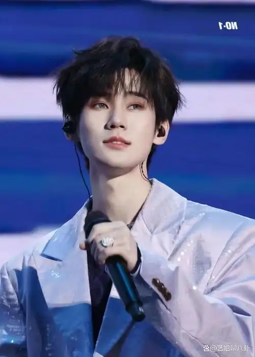 被00后爱豆惊呆如春水映梨花跑男的一匹黑马张真源