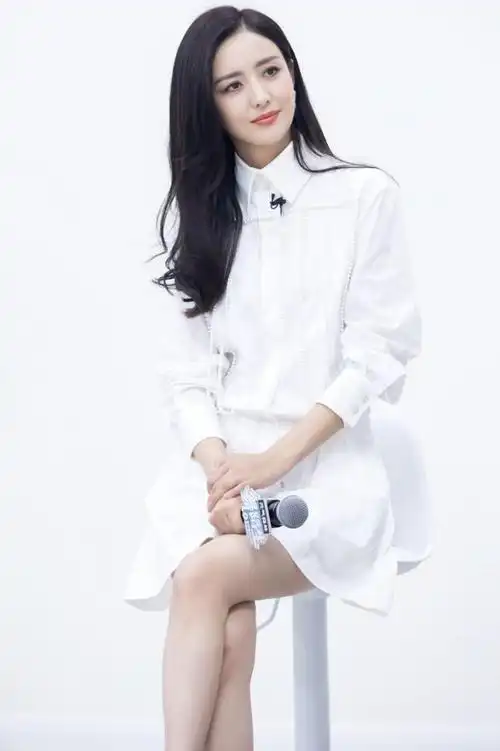 佟丽娅美腿大赏,第一次见这么白的腿