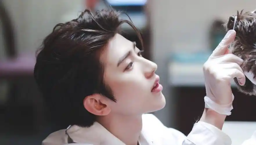 angelababy和蔡徐坤同框,热搜榜引热议!