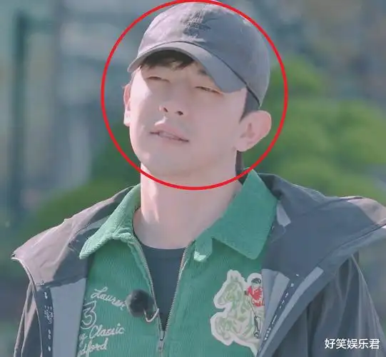 邓伦素颜录《极限挑战》,大清早穿拖鞋散步,我却在意他长胡子的脸