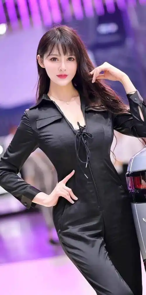 v字型三点连体衣美女壁纸