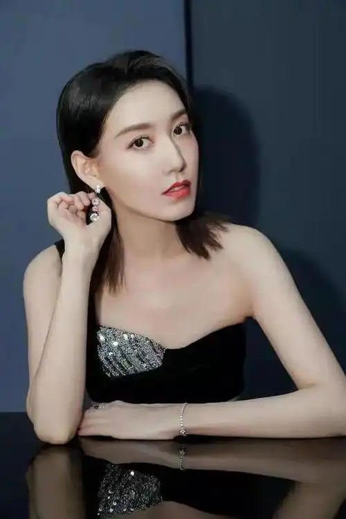 高露气质高雅知性迷人