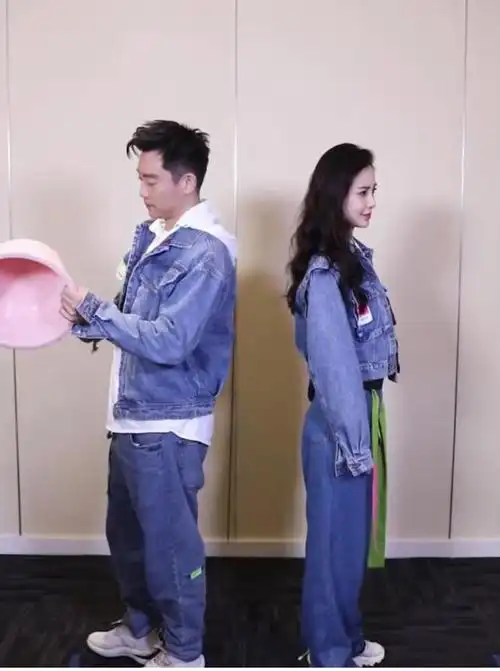 baby郑恺配合默契宣布跑男定档牛仔衣造型真养眼