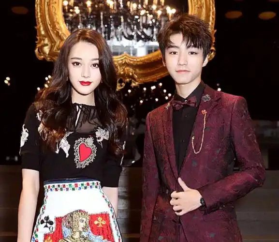 王俊凯和迪丽热巴亮相米兰时装周,俊男美女同框简直就是一幅画