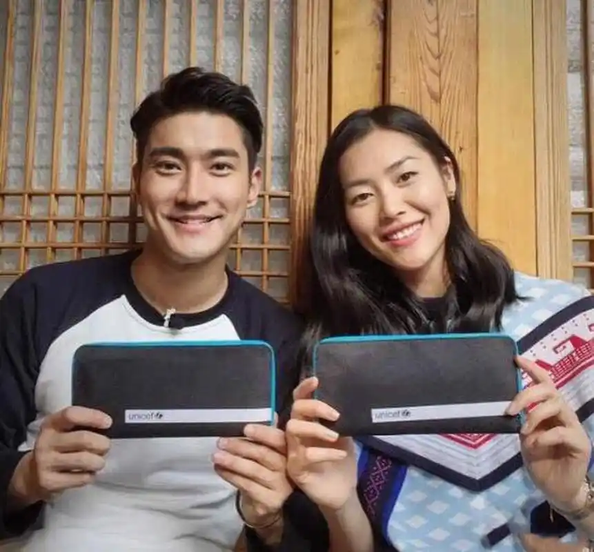 刘雯虽然没谈过恋爱,但和崔始源同框时,感觉还挺养眼的,真般配