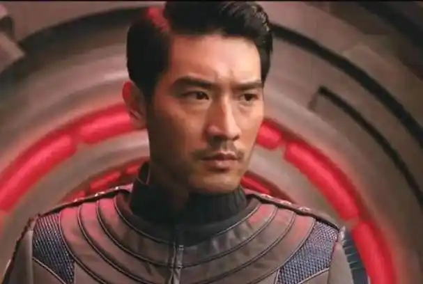 鹿晗一句"向我开炮"成《上海堡垒》最大泪点,这一幕竟似曾相识_江洋