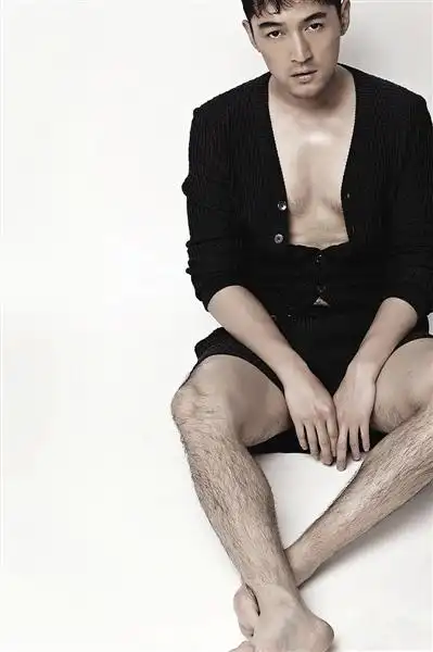 胡歌大片曝光 粉丝:脚毛夸张,来自猩猩的你(图)