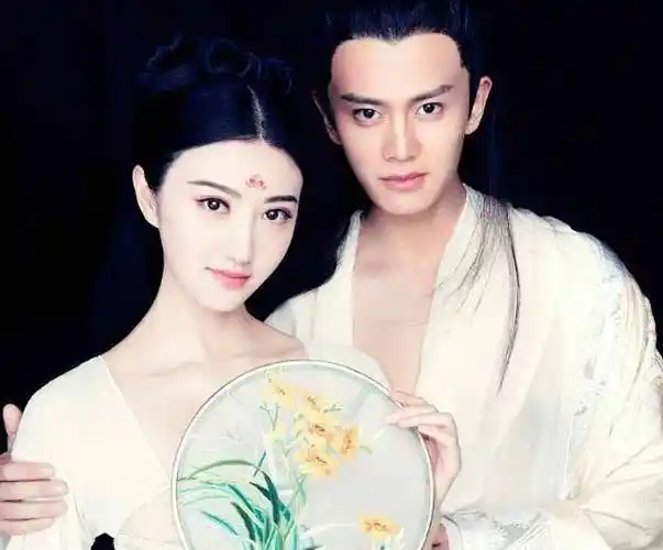 任嘉伦"儿子"长大,拥有大长腿十分霸气,撞脸鹿晗被赞初恋男神_董泽宸