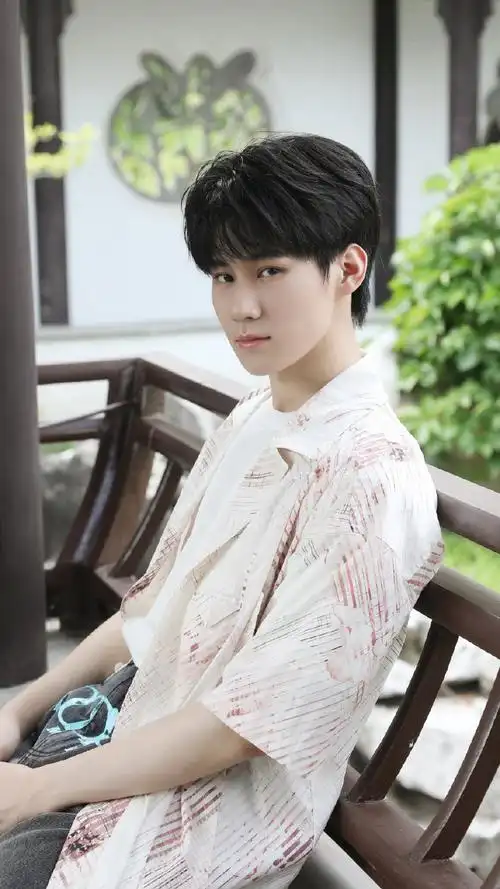 张真源晒plog告别八月#张真源晒plog告别八月,凉亭写真好有氛围感啊!